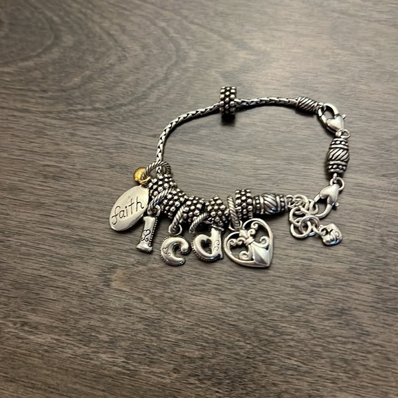 Brighton jewelry box and seven bracelets with various charms - Picture 6 of 11